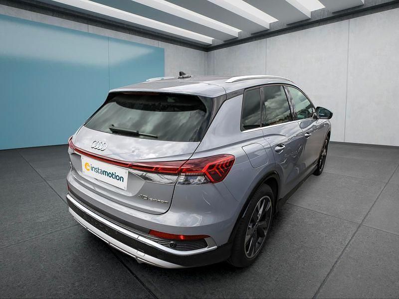 Grau Gebraucht 2022 Audi Q4 e-tron S-Line SUV | 33.699 € (Etwas zu teuer) - Bild 1/1