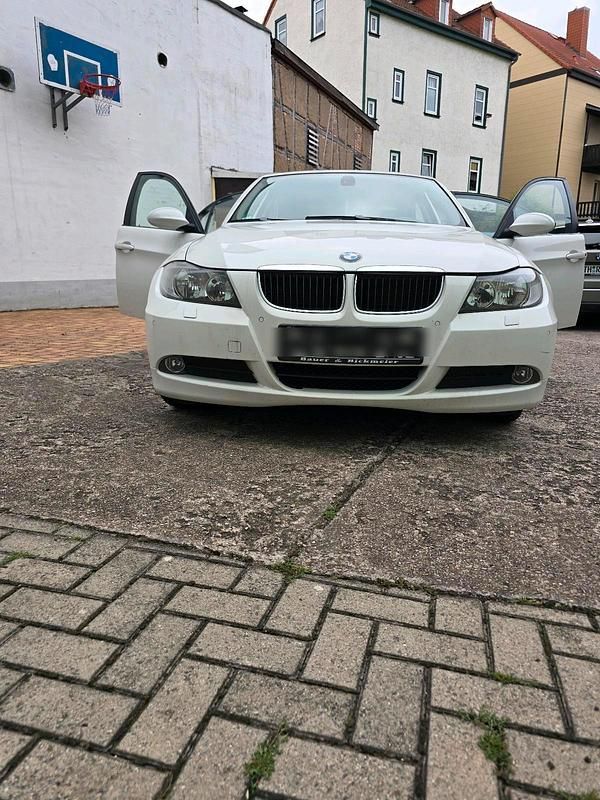 Weiß Gebraucht 2008 BMW 320 Limousine | 4.000 € (Superpreis) - Bild 1/4