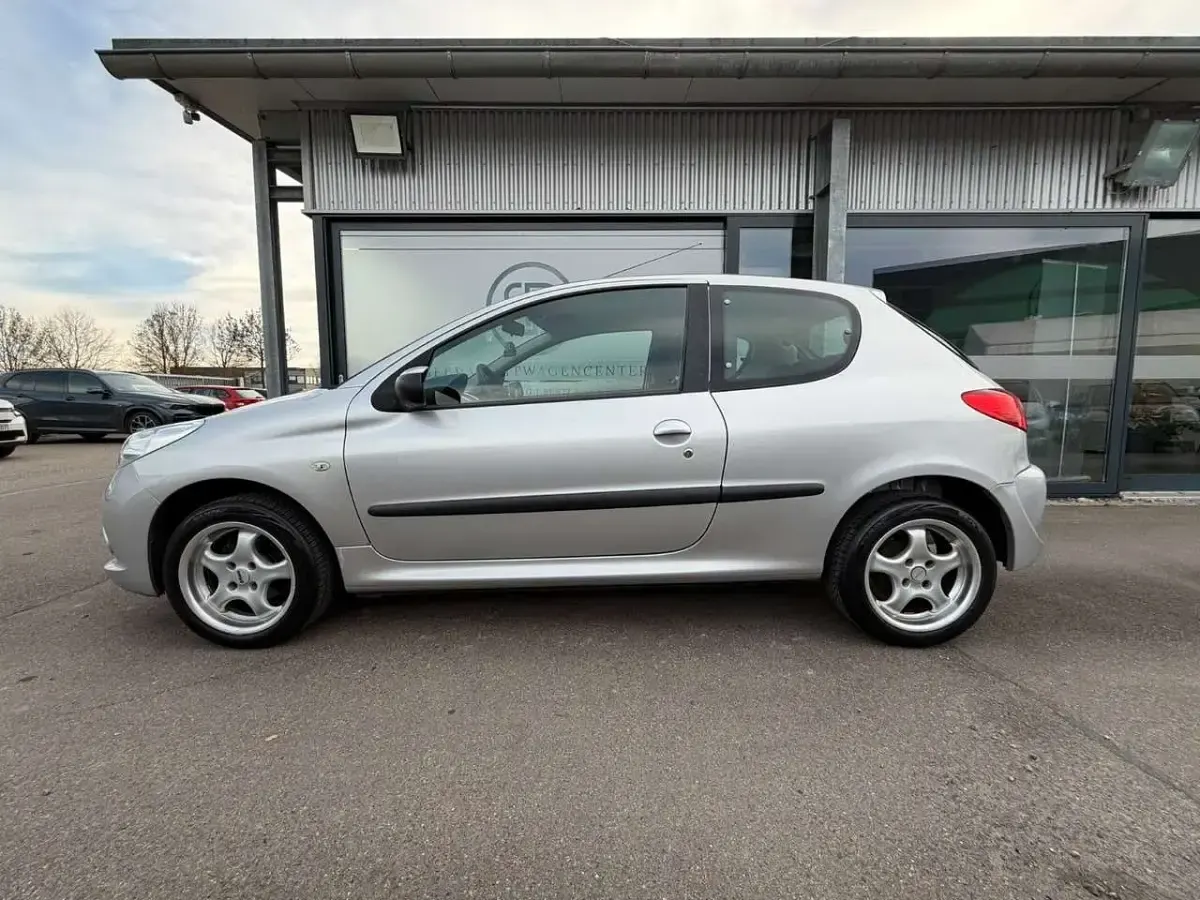 Gebraucht Peugeot 206+ Basis 75 PS (55 kW) 2010 Grau Kleinwagen