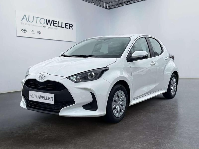 Weiss Neu 2025 Toyota Yaris Hybrid Comfort Kleinwagen | 24.990 € - Bild 1/3