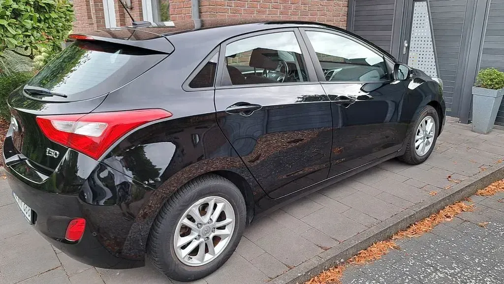 Gebraucht Hyundai i30 Classic 99 PS (72 kW) 2015 Schwarz Limousine
