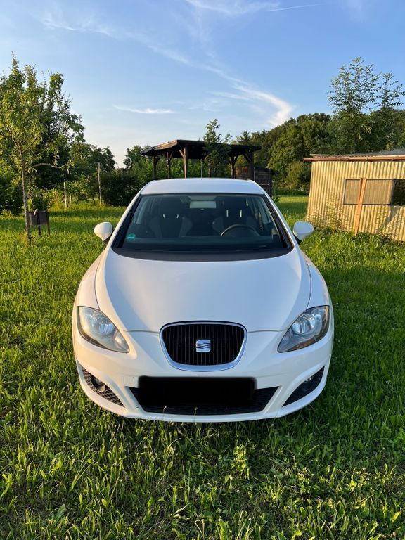 Weiß Gebraucht 2010 Seat Leon Style Limousine | 4.500 € (Fairer Preis) - Bild 1/4