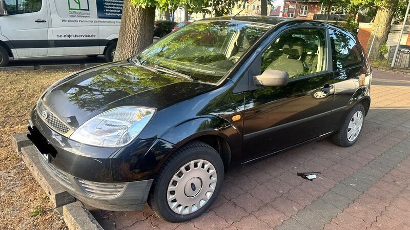 Schwarz Gebraucht 2004 Ford Fiesta Kleinwagen | 800 € (Superpreis) - Bild 1/4