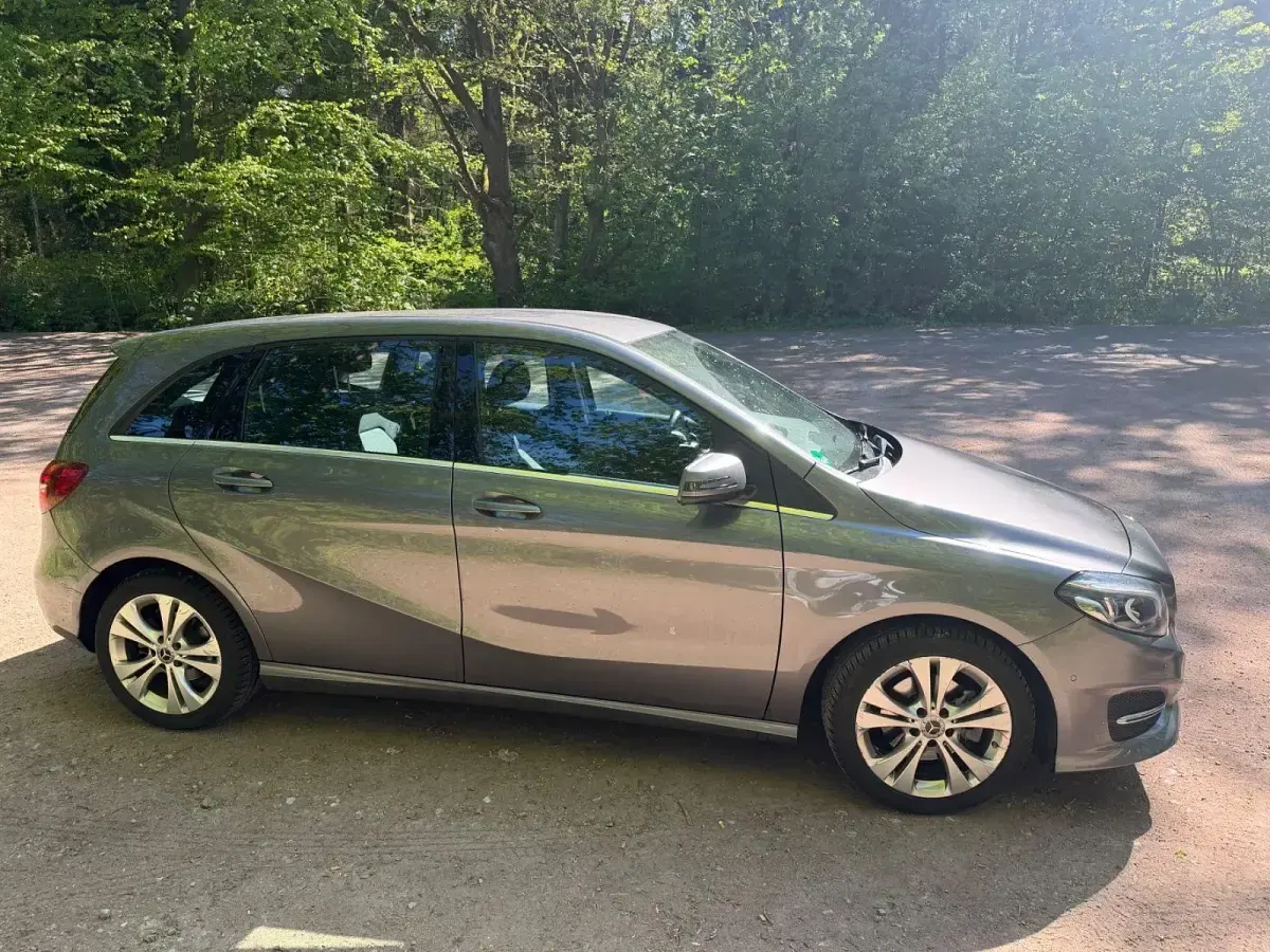 Gebraucht Mercedes B180 122 PS (89 kW) 2018 Grau Van / Kleinbus