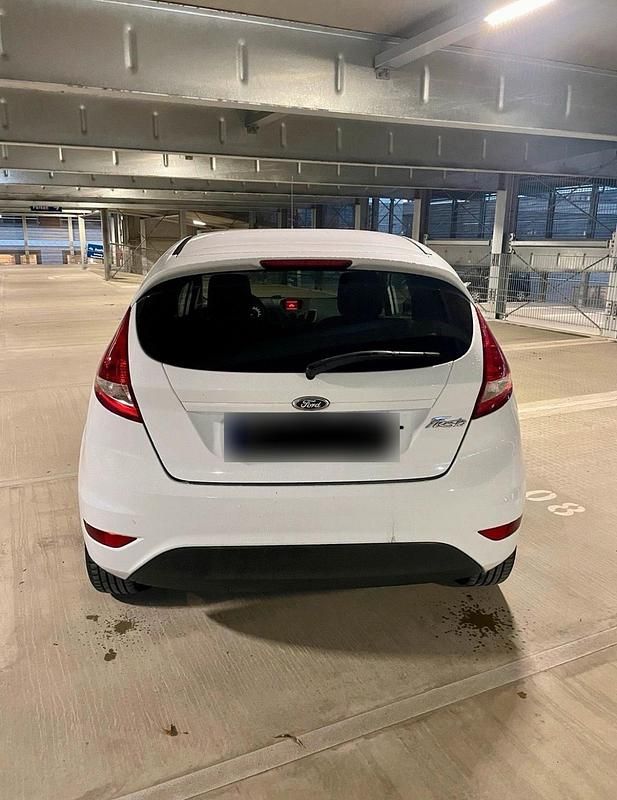 Gebraucht Ford Fiesta 82 PS (60 kW) 2011 Weiß Kleinwagen