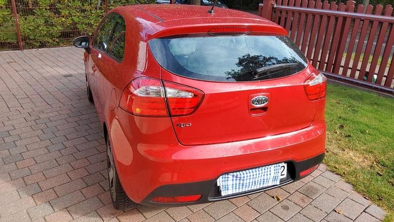 Rot Gebraucht 2012 Kia Rio Spirit Limousine | 6.500 € (Guter Preis) - Bild 1/3