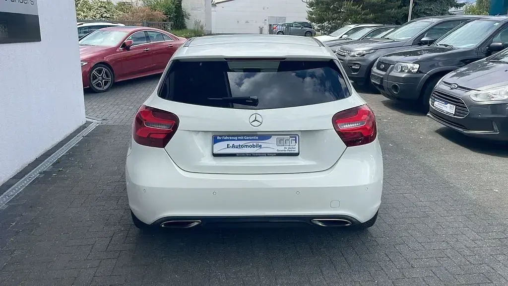 Używany Mercedes A180 122 KM (89 kW) 2017 Biały Sedan/Limuzyna