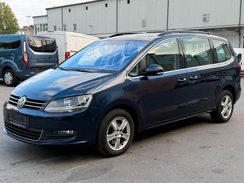 Blau Gebraucht 2016 VW Sharan Comfortline Van / Kleinbus | 8.990 € - Bild 1/4