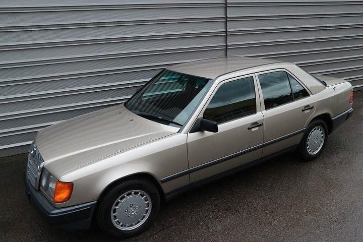 Gebraucht Mercedes E300 113 PS (83 kW) 1988 Silber Limousine