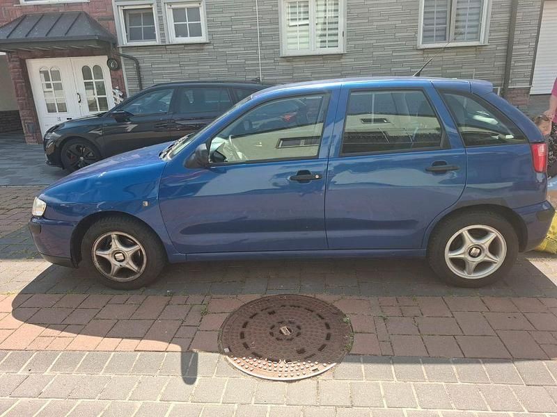 Blau Gebraucht 2002 Seat Ibiza Limousine | 1.111 € (Fairer Preis) - Bild 1/4
