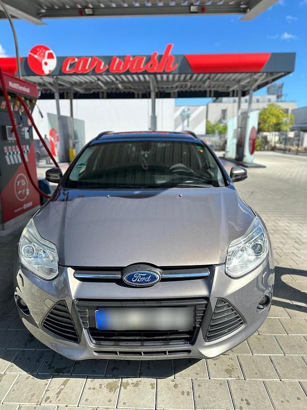 Grau Gebraucht 2012 Ford Focus Champions Edition Kombi | 4.800 € (Etwas zu teuer) - Bild 1/4