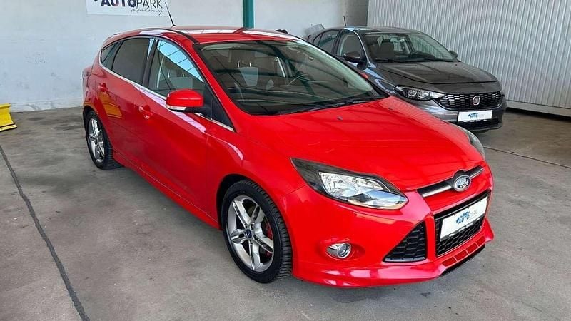Second-hand Ford Focus S 150 CP (110 kW) 2013 Roșu Berlinǎ