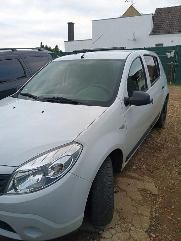 Weiß Gebraucht 2009 Dacia Sandero Ambiance Kleinwagen | 1.400 € (Guter Preis) - Bild 1/4