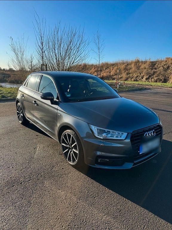 Grau Gebraucht 2018 Audi A1 Sportback Sport Kleinwagen | 15.999 € (Fairer Preis) - Bild 1/4