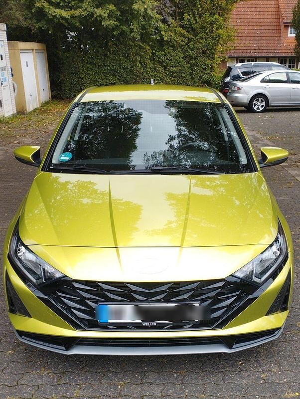 Gelb Gebraucht 2024 Hyundai i20 Trend Kleinwagen | 21.600 € (Teuer) - Bild 1/4