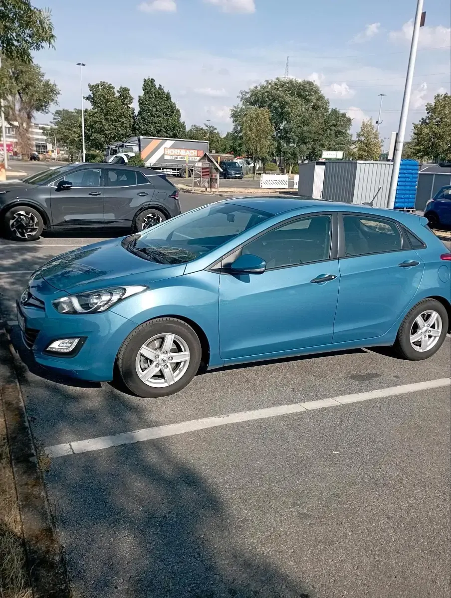 Gebraucht Hyundai i30 99 PS (72 kW) 2014 Blau Limousine