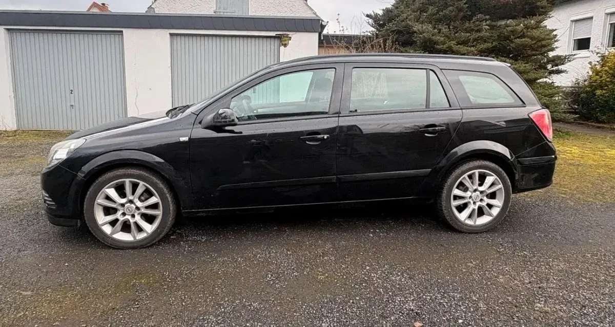 Gebraucht Opel Astra 105 PS (77 kW) 2005 Schwarz Kombi