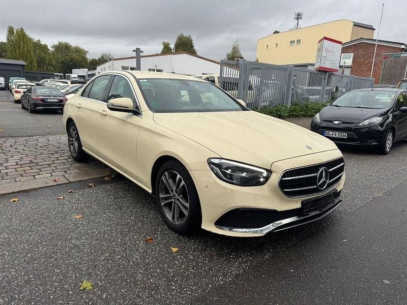 Beige Gebraucht 2022 Mercedes E220 Avantgarde Limousine | 19.500 € - Bild 1/4