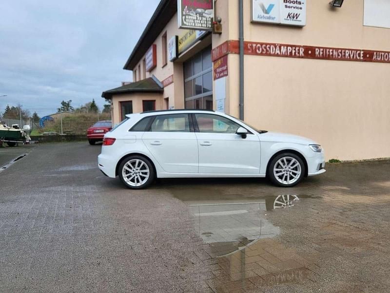 Gebraucht Audi A3 Sportback Sport 116 PS (85 kW) 2019 Weiß Kleinwagen