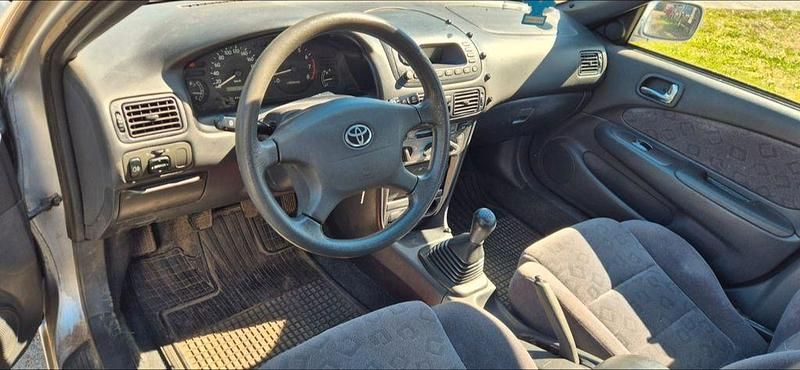 Usado Toyota Corolla 97 HP (71 kW) 2001 Prateado Sedan