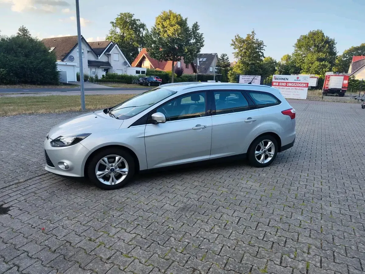 Gebraucht Ford Focus Champions Edition 116 PS (85 kW) 2012 Silber Kombi