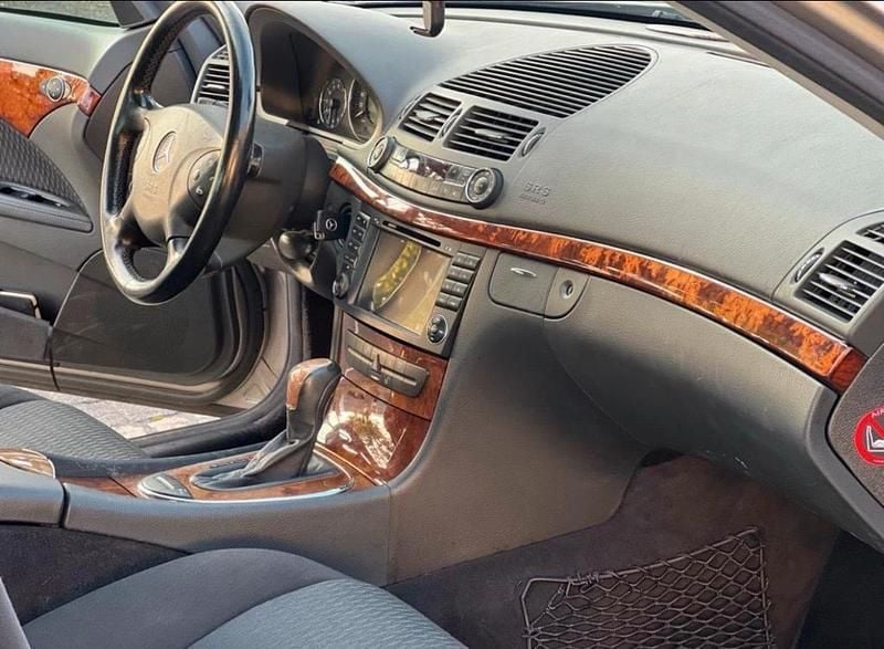 Gebraucht Mercedes E220 177 PS (130 kW) 2003 Gold Kleinwagen