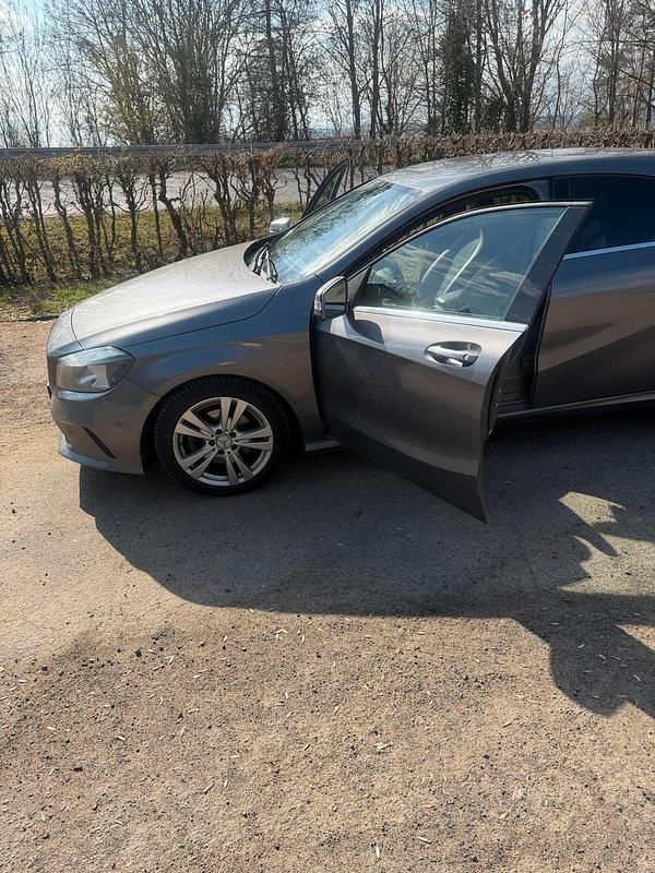 Gebraucht Mercedes A200 136 PS (100 kW) 2016 Grau Limousine