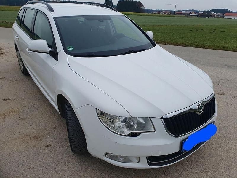 Weiß Gebraucht 2012 Skoda Superb Elegance Kombi | 4.750 € (Fairer Preis) - Bild 1/4