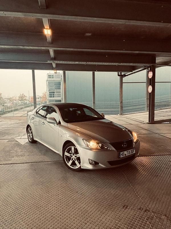 Silber Gebraucht 2007 Lexus IS220d Limousine | 3.000 € (Superpreis) - Bild 1/4