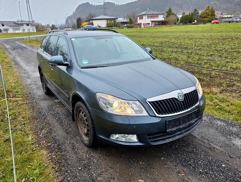 Gebraucht Skoda Octavia Ambiente 105 PS (77 kW) 2010 Grau Kombi