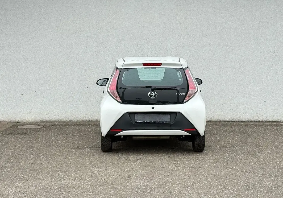Gebraucht Toyota Aygo 69 PS (50 kW) 2016 Weiß Kleinwagen