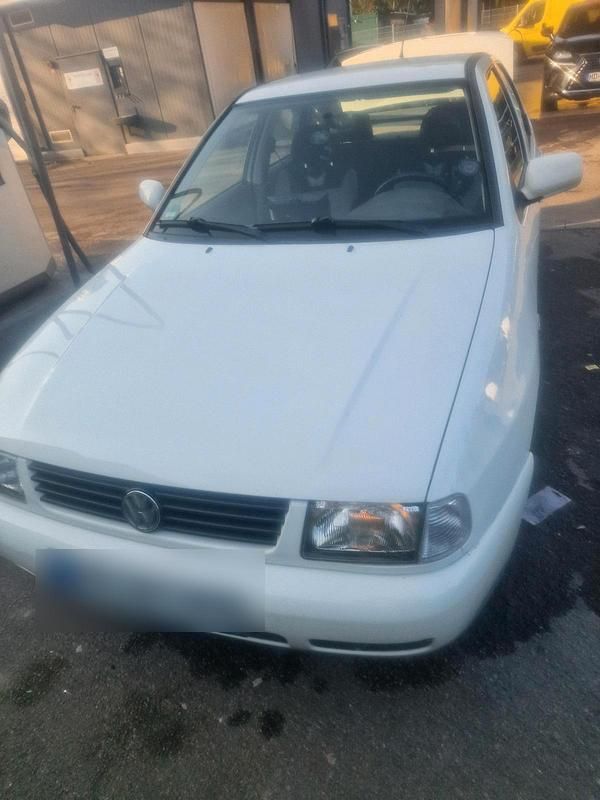 Weiß Gebraucht 1999 VW Polo Classicline Limousine | 2.500 € - Bild 1/4