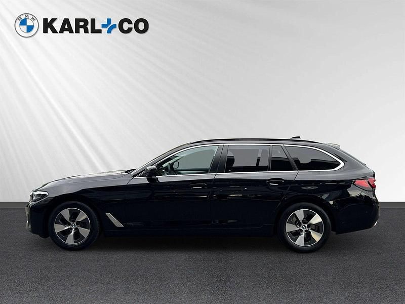 Schwarz Gebraucht 2022 BMW 520 Sport Line Kombi | 30.888 € (Superpreis) - Bild 1/4