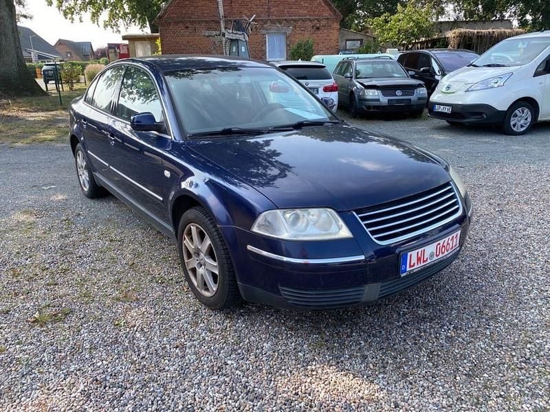 Blau Gebraucht 2001 VW Passat Highline Limousine | 575 € (Superpreis) - Bild 1/4