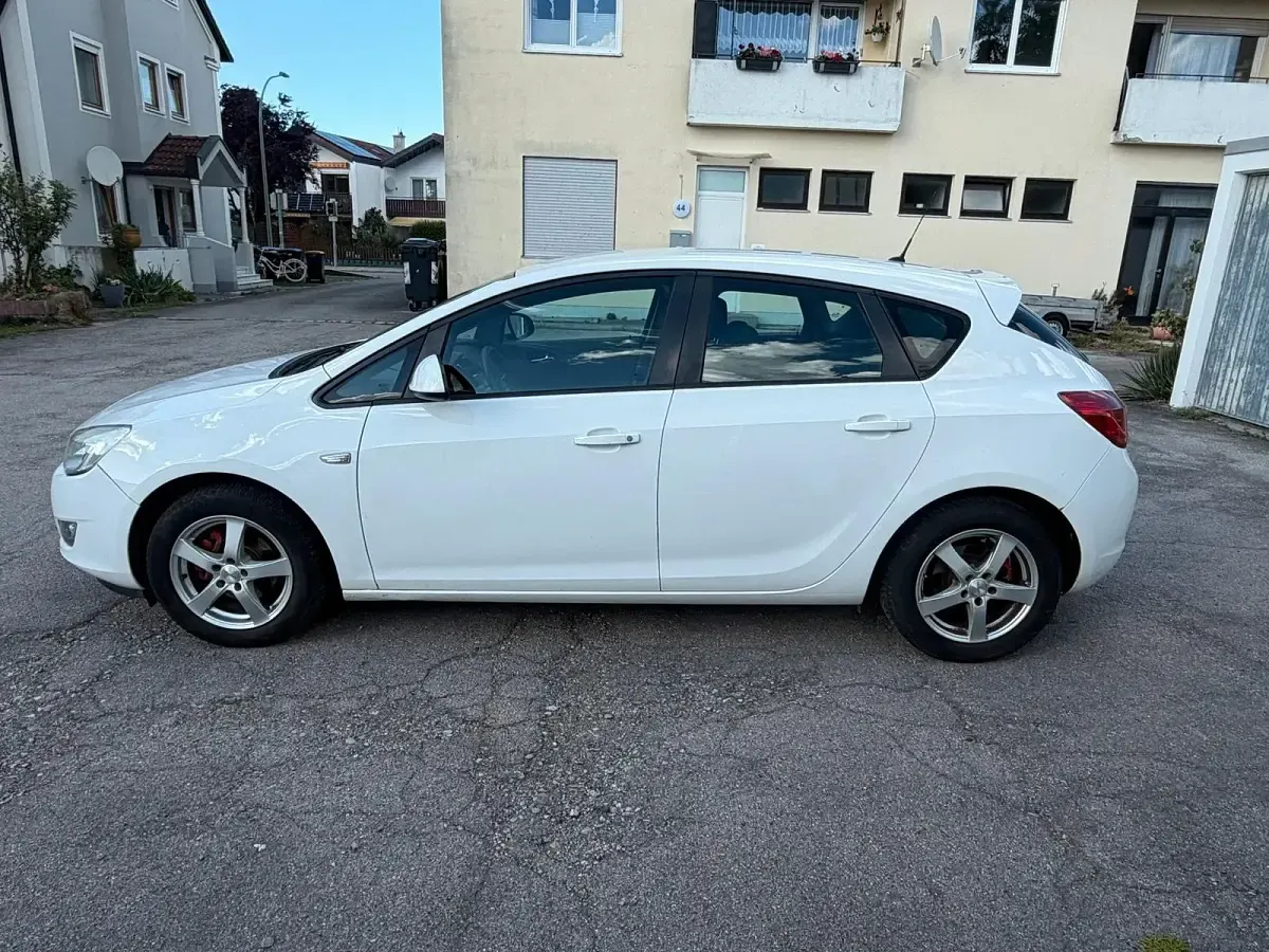 Gebraucht Opel Astra 87 PS (63 kW) 2011 Weiß Kleinwagen