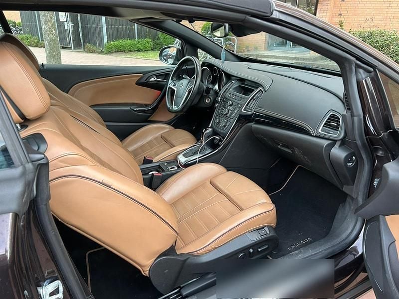 Usado Opel Cascada 165 HP (121 kW) 2014 Castanho Cabrios