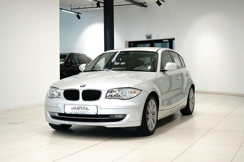 Silber Gebraucht 2010 BMW 118 Advantage Kleinwagen | 5.349 € (Fairer Preis) - Bild 1/4