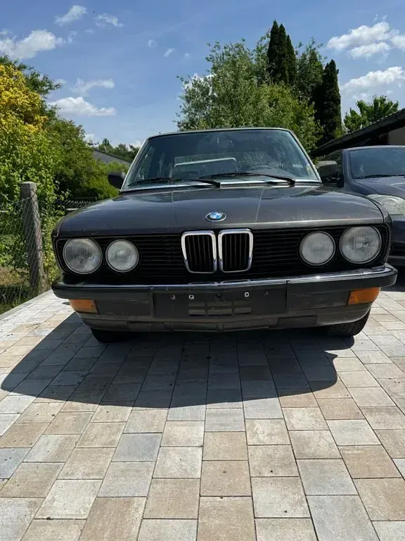 Gebraucht BMW 525 122 PS (89 kW) 1985 Grau Limousine