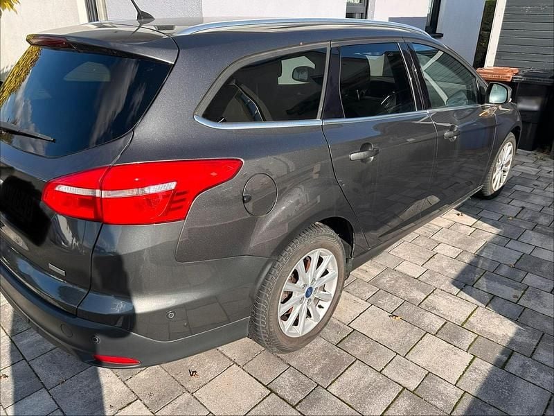 Gebraucht Ford Focus 101 PS (74 kW) 2016 Schwarz Kombi