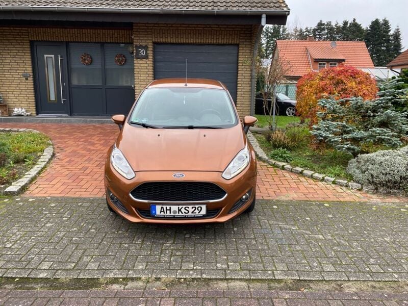 Braun Gebraucht 2017 Ford Fiesta Celebration Kleinwagen | 7.200 € (Teuer) - Bild 1/4