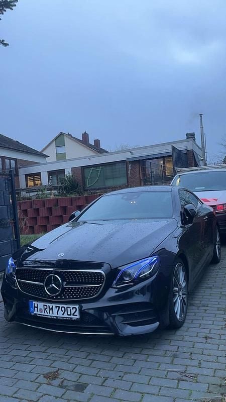 Schwarz Gebraucht 2018 Mercedes E300 Coupé | 31.300 € (Fairer Preis) - Bild 1/4