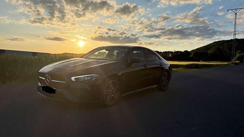 Schwarz Gebraucht 2022 Mercedes CLA200 AMG line Coupé | 33.000 € (Fairer Preis) - Bild 1/4