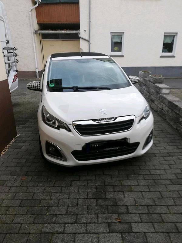 Weiß Gebraucht 2015 Peugeot 108 Kleinwagen | 6.450 € - Bild 1/4
