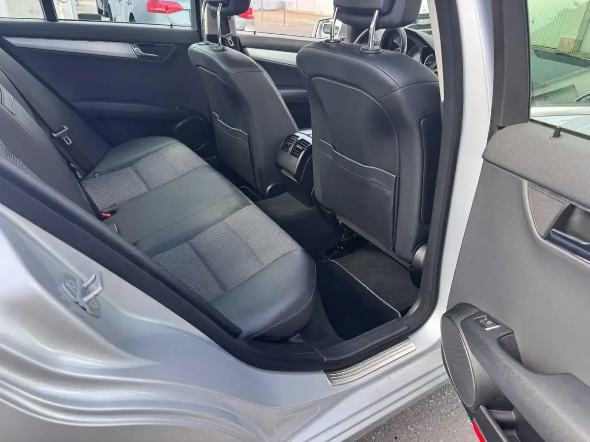 Gebraucht Mercedes C180 156 PS (114 kW) 2010 Silber Limousine