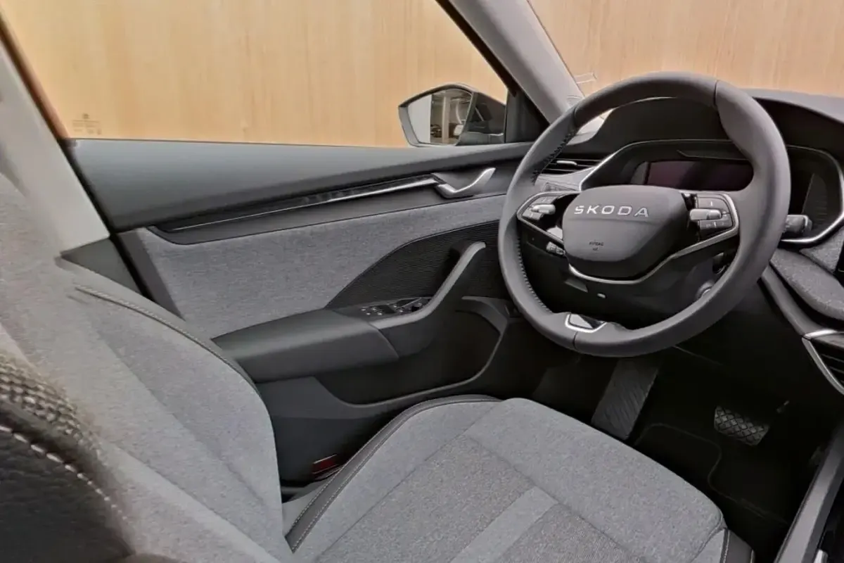 Neu Skoda Octavia Selection 150 PS (110 kW) 2025 Blackmagic perleffekt Kombi