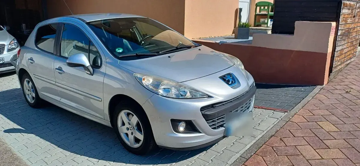 Gebraucht Peugeot 207 Urban Move 95 PS (69 kW) 2011 Silber Kleinwagen