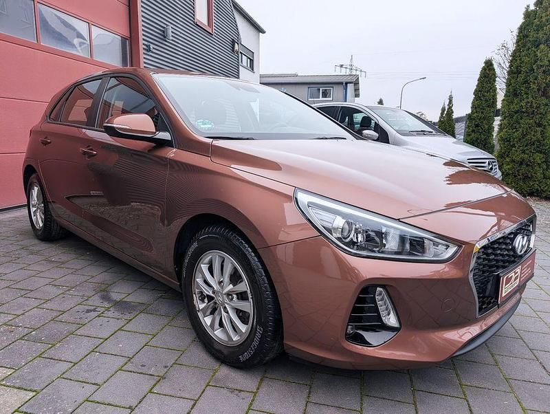 Gebraucht Hyundai i30 120 PS (88 kW) 2017 Braun Limousine