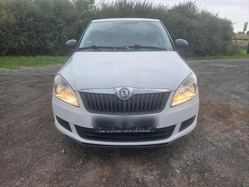 Weiß Gebraucht 2010 Skoda Fabia Limousine | 2.200 € (Guter Preis) - Bild 1/4