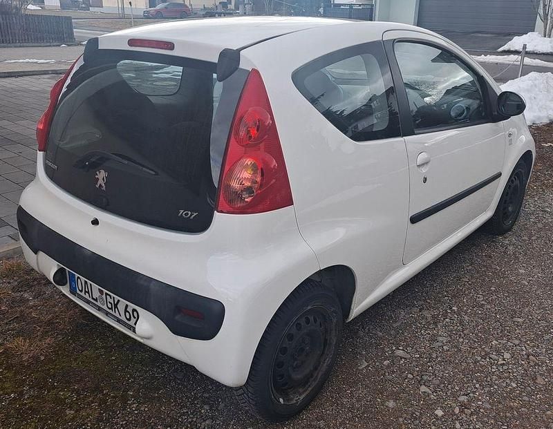 Gebraucht Peugeot 107 Urban Move 68 PS (50 kW) 2011 Weiß Kleinwagen