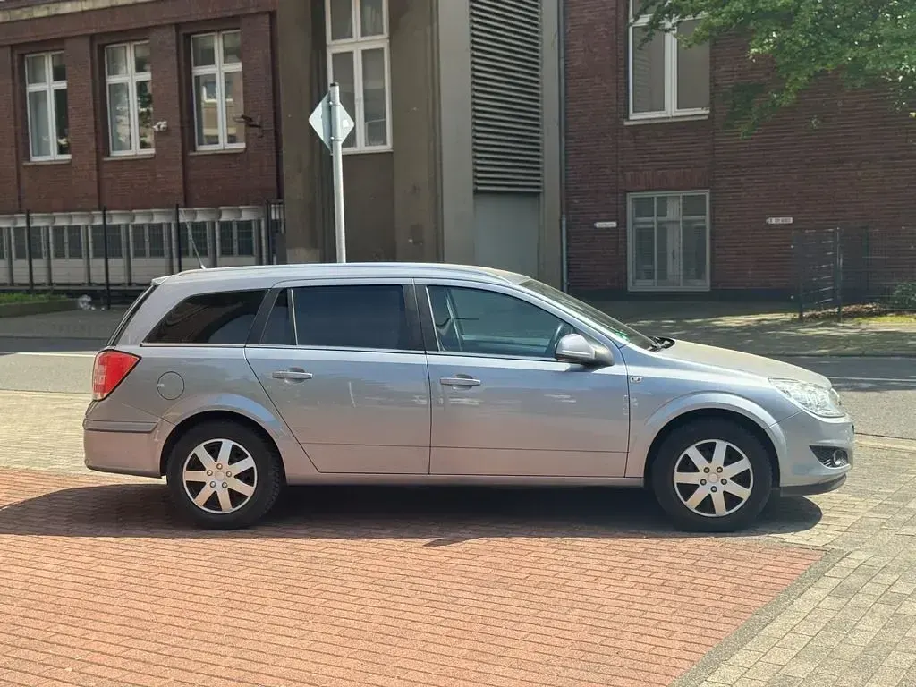 Gebraucht Opel Astra Edition 116 PS (85 kW) 2009 Silber Limousine